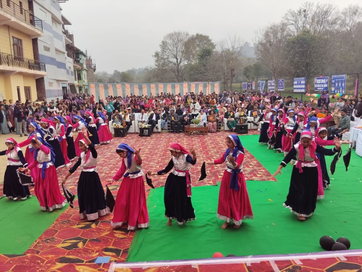 Patriotic dance, folk dance and group singing performances enthralled the audience.