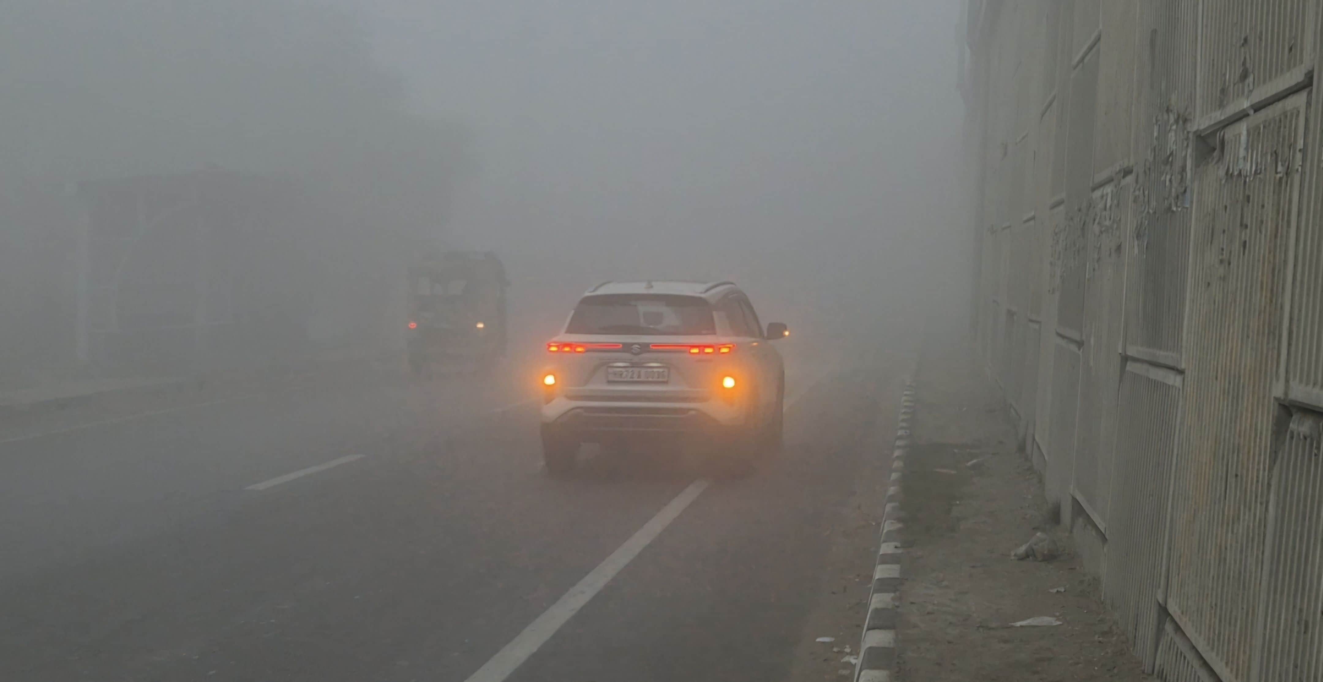 New Year Orange alert issued for fog in Azamgarh minimum temperature drops to 3 degrees icy winds