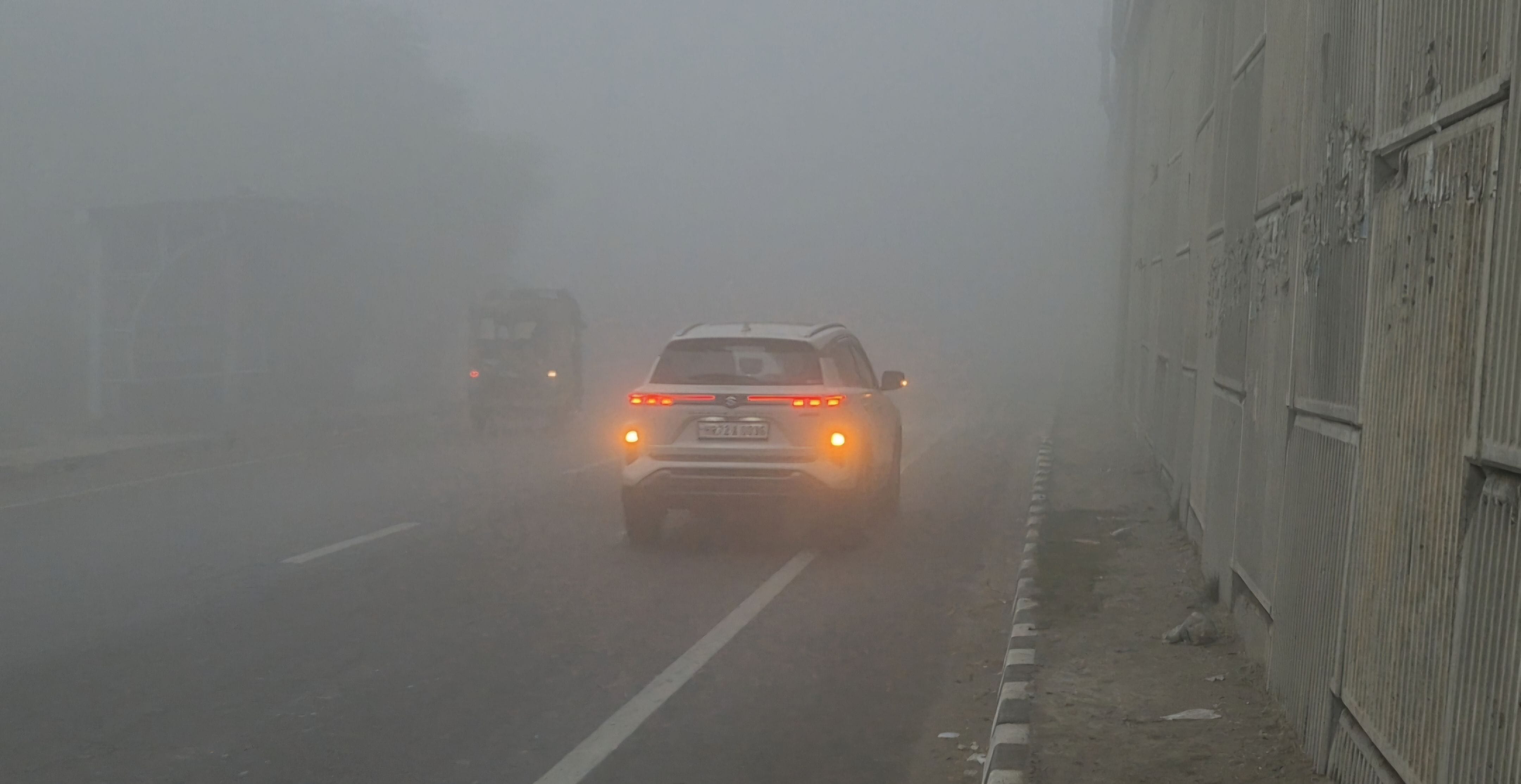 New Year Orange alert issued for fog in Azamgarh minimum temperature drops to 3 degrees icy winds