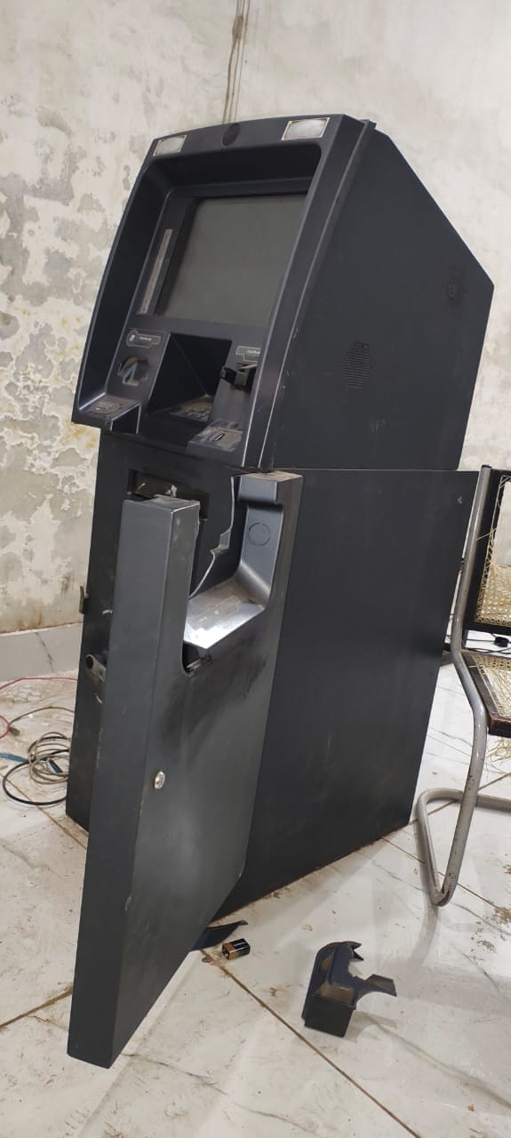 Unable to withdraw Rs 13.5 lakh from the safe, he stole 8 batteries