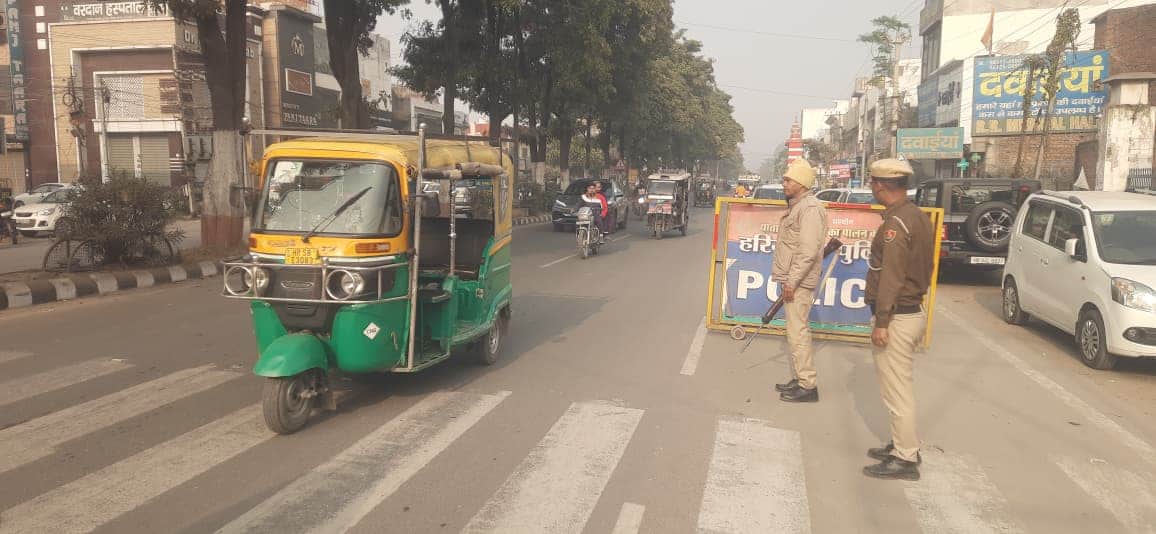 जिला अस्पताल के बाहर लगे बैरिकेड पर मौजूद पुलिसकर्मी। संवाद