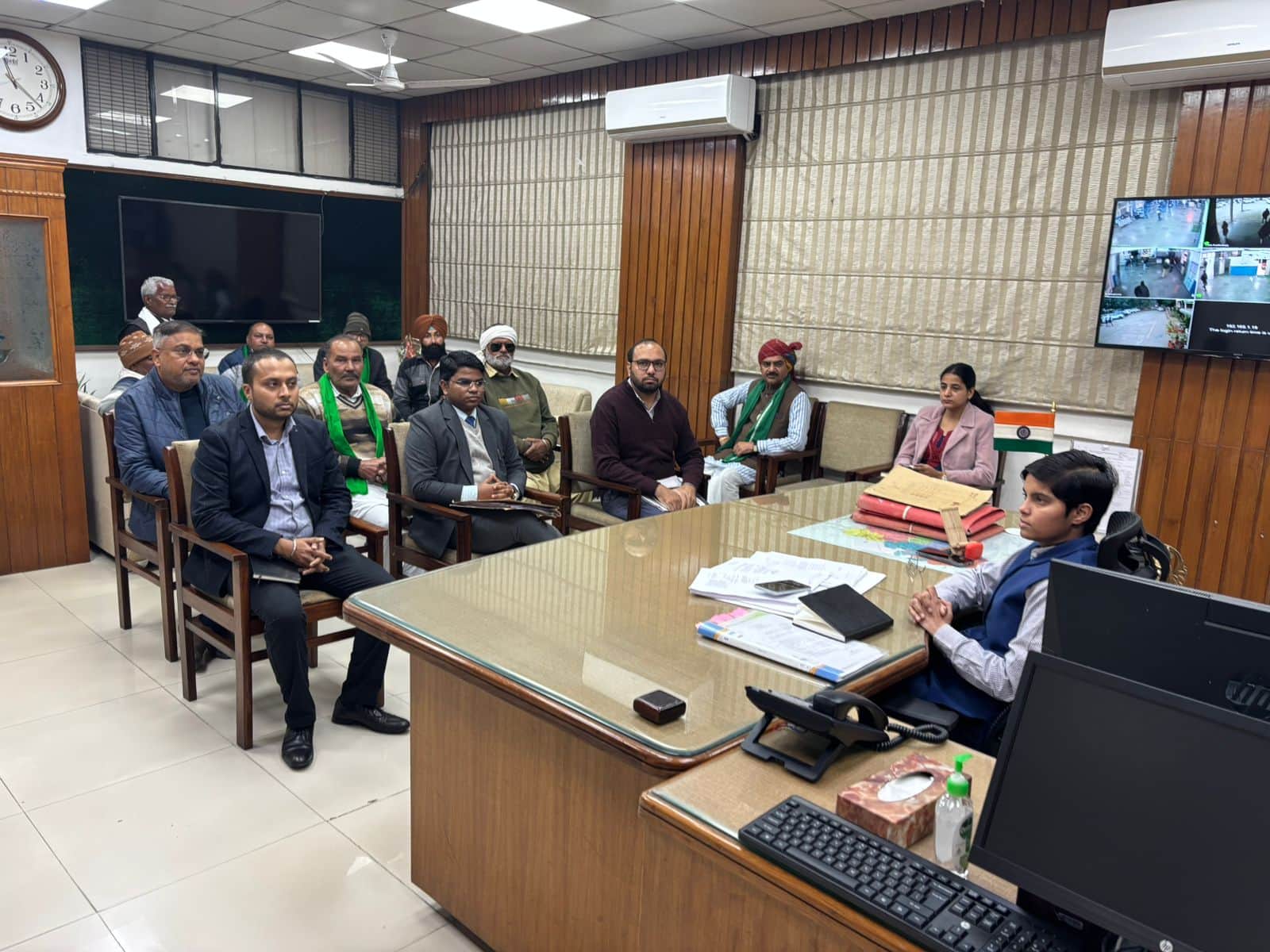 जिला सचिवालय में किसानों से बात करतीं डीसी प्रीति। डीआईपीआरओ