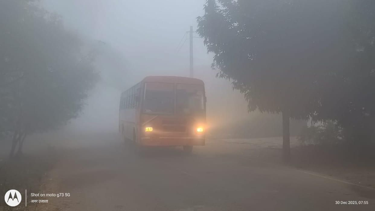 The minimum temperature dropped to 7-8 degrees Celsius, and due to zero visibility in the morning, vehicles were seen moving at a crawl.