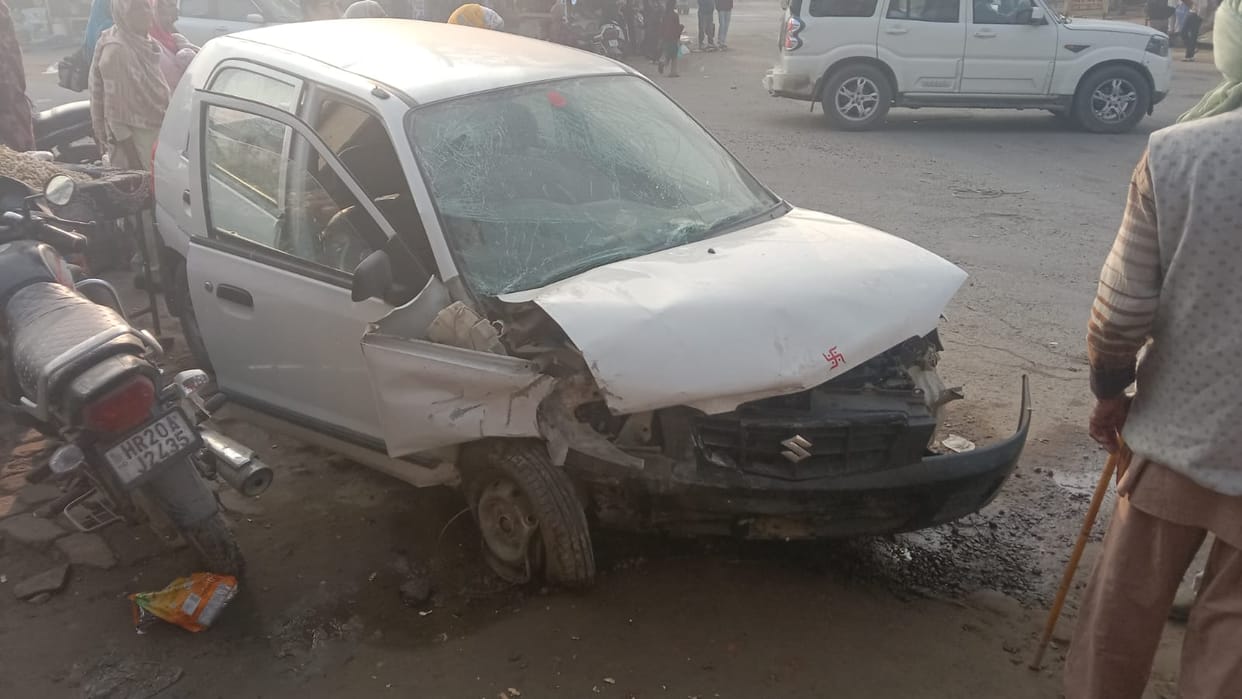High speed car collides with Kulan Chowk, two people seriously injured