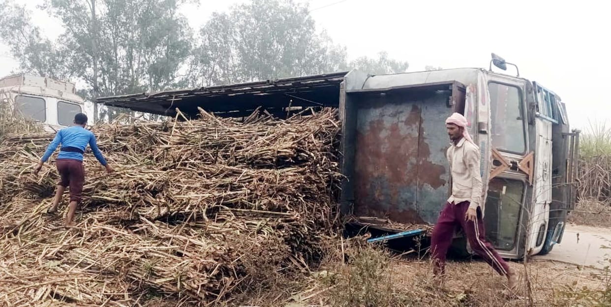 A truck loaded with sugarcane overturned near Chandpur; a major accident was narrowly averted.