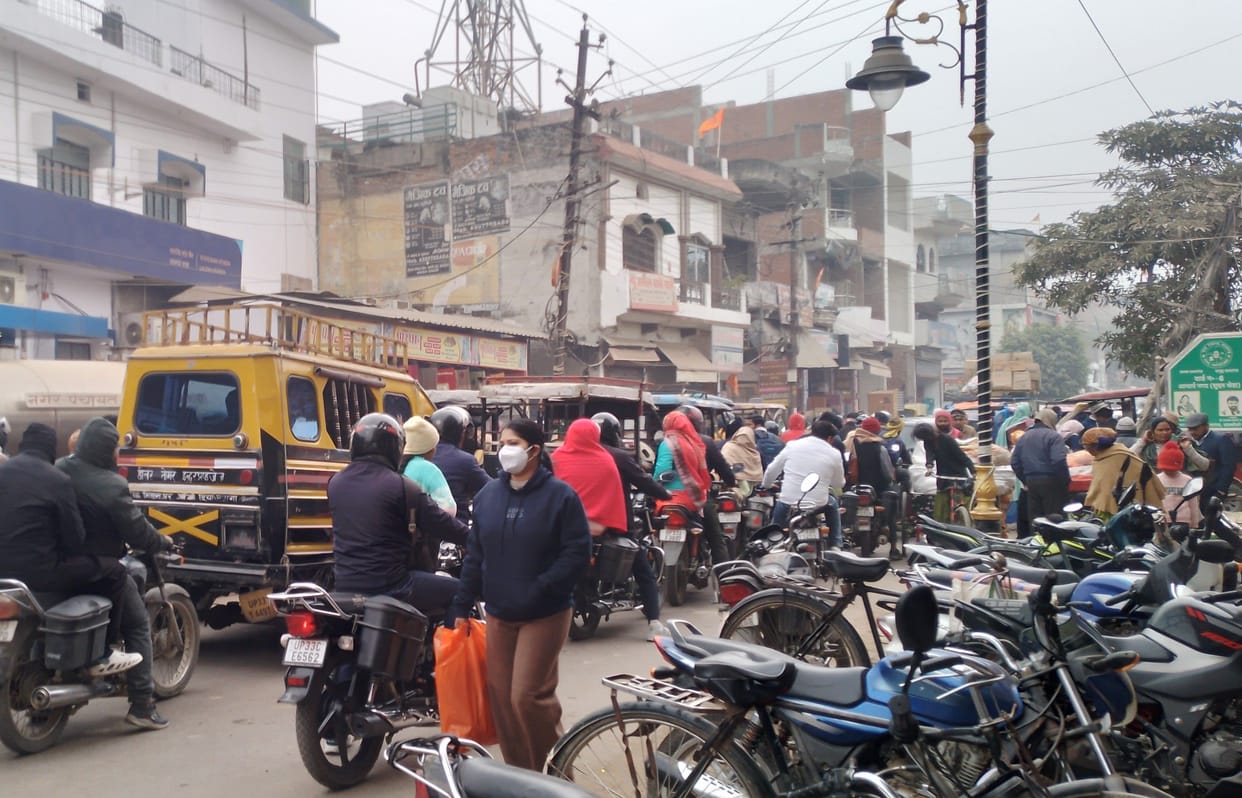People were troubled for two hours due to traffic jam in Lalganj