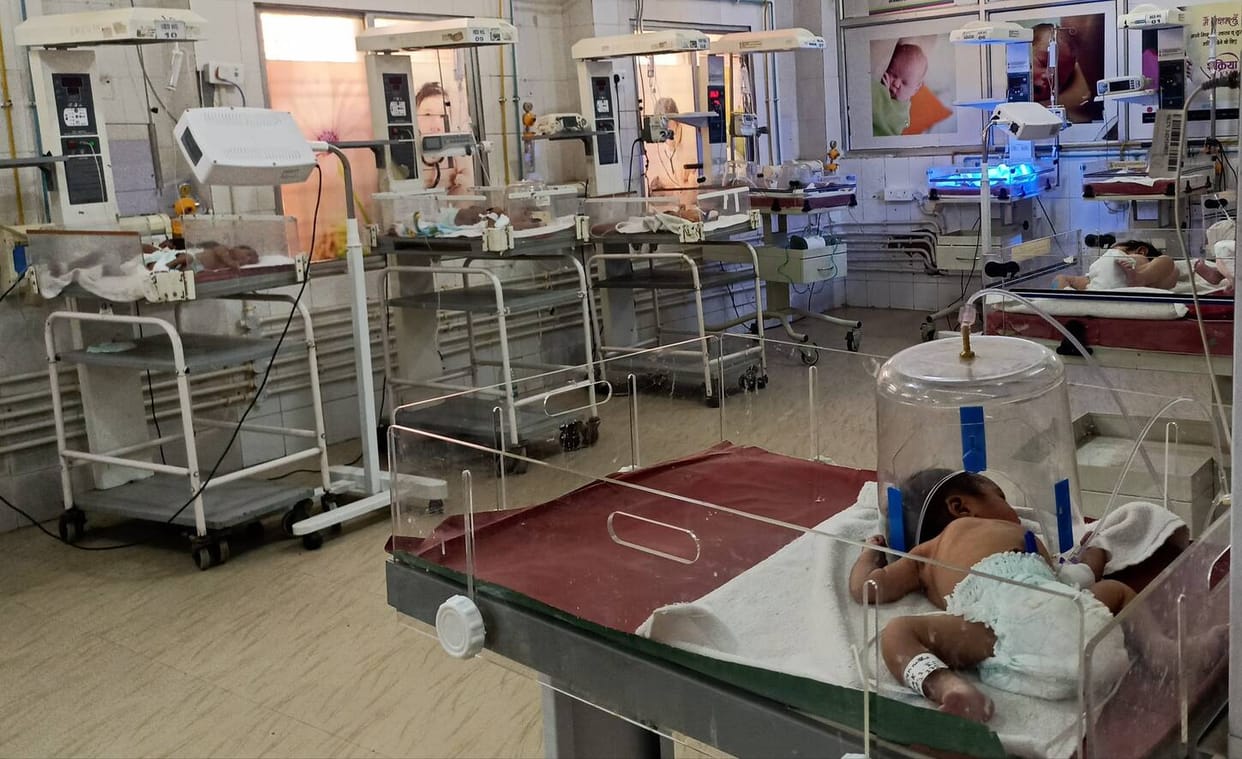 The number of pneumonia patients has increased at the medical college, and the children's ward is full.