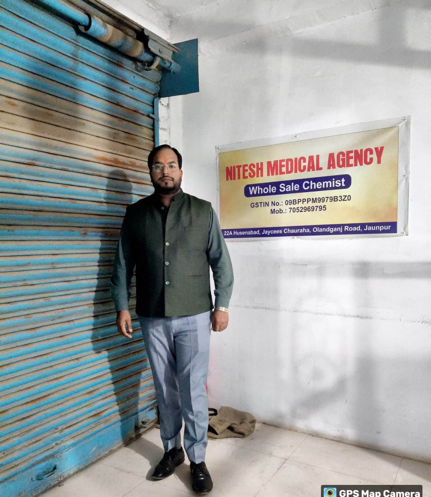 मेडिकल स्टोर की जांच करने पहुंचे खाद्य एवं औषधि निरीक्षक रजत पांडेय