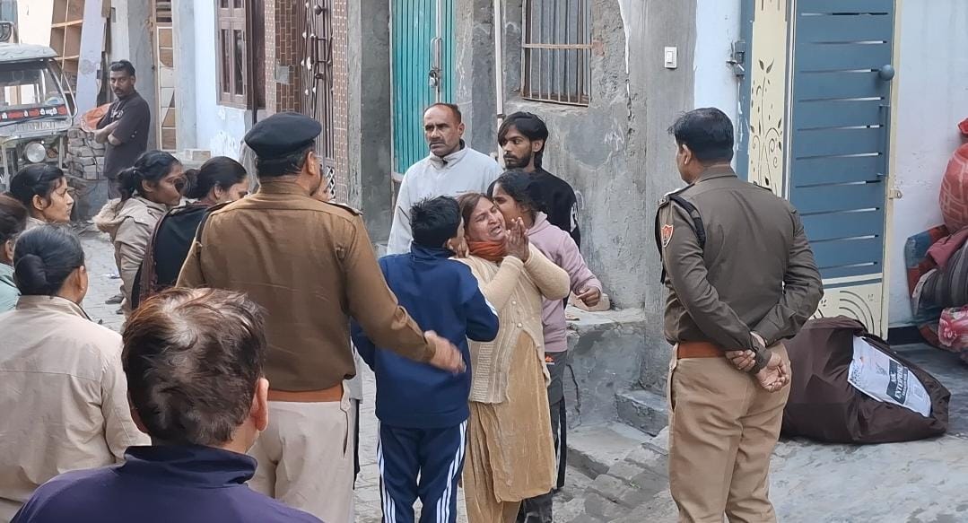Attempted self-immolation: Rajesh set a wick on fire... Angry crowd pelted stones, FIR registered against four named individuals and others on charges of obstructing government work