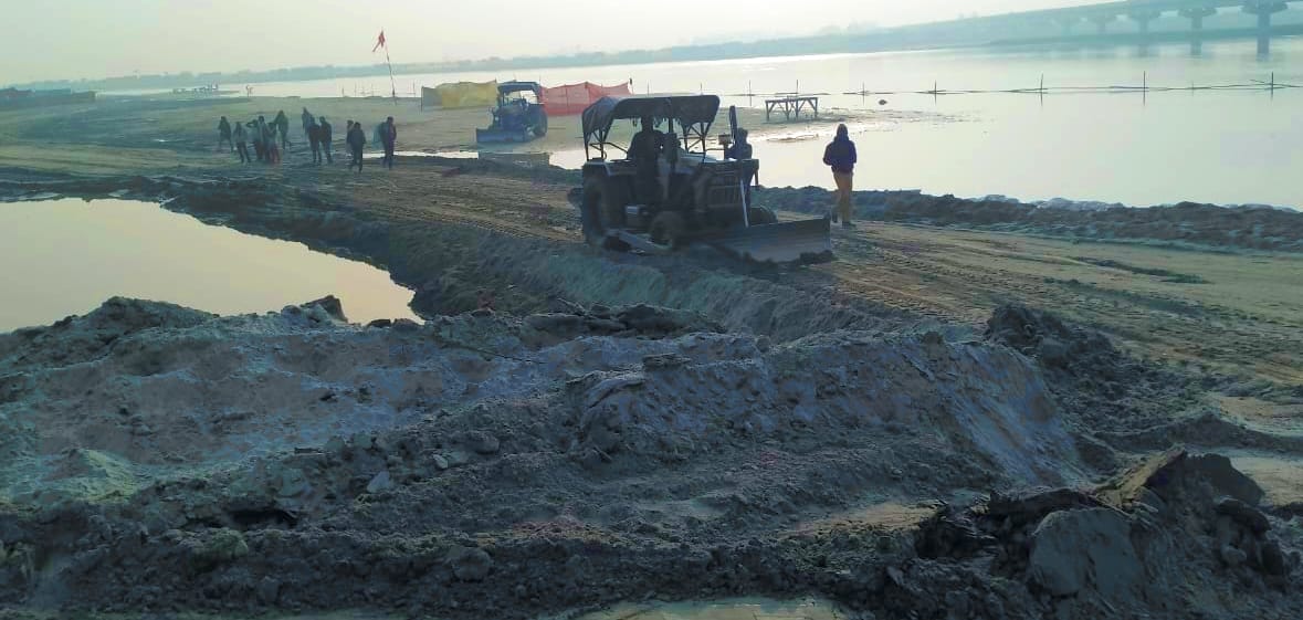 The Magh Mela Ramnagariya has begun at the Dhai Ghat on the banks of the Ganges with incomplete preparations.
