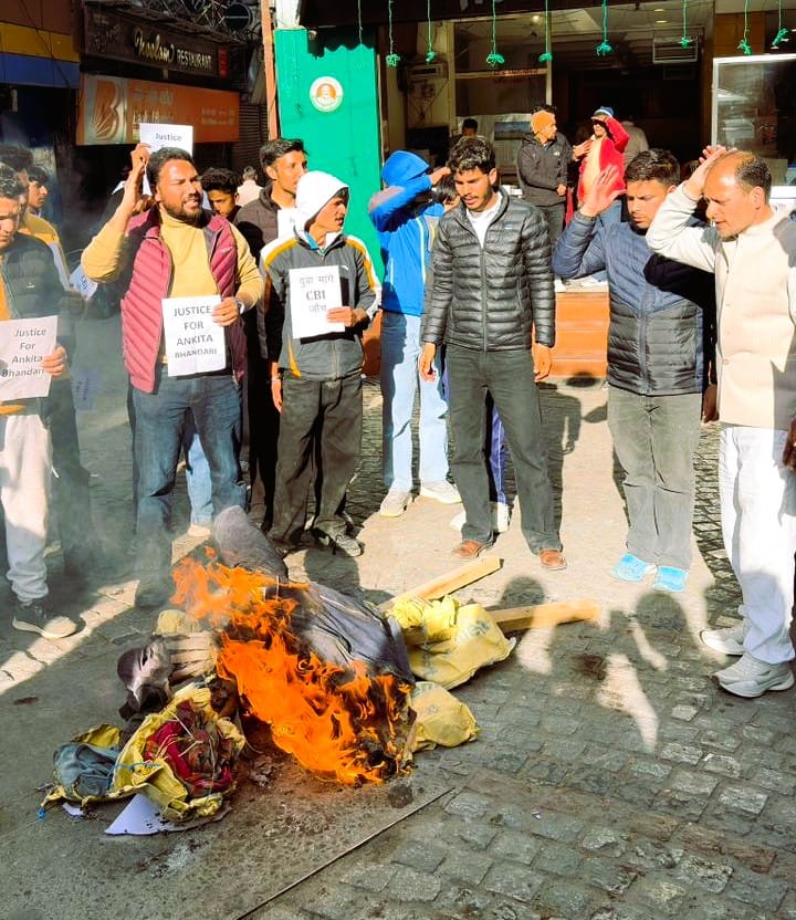 Congress burnt the effigy of the government.