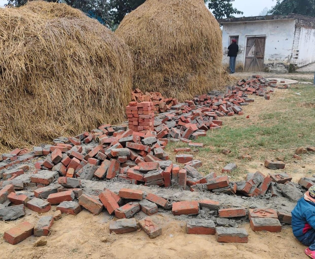 Administration's bulldozer runs on illegal construction in Nanpara tehsil