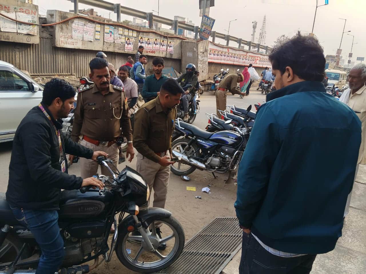 प्रागपुरा पुलिस द्वारा अवैध पार्किंग करने वालों पर कार्रवाई