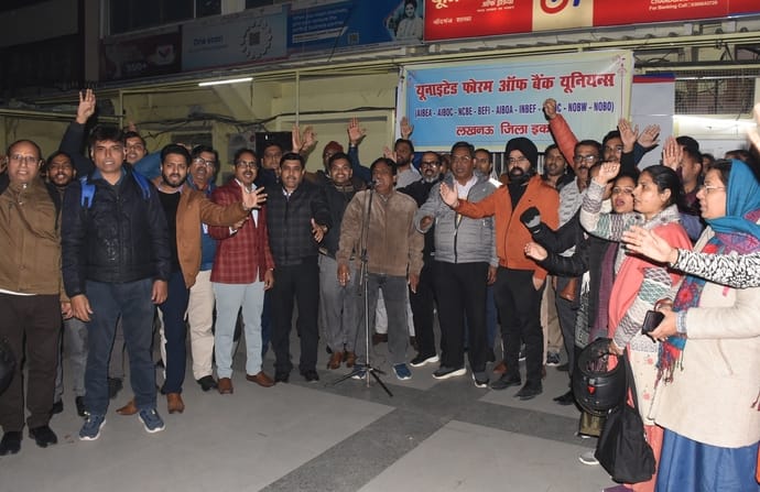 Bank employees stage protest demanding five-day banking