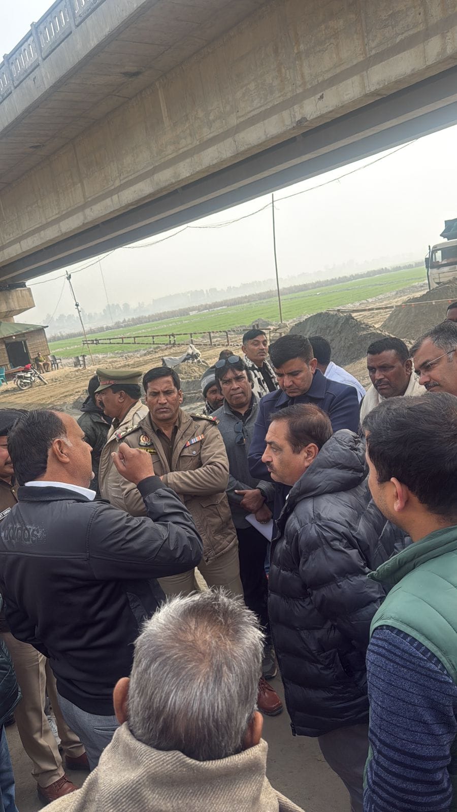 When they arrived to install the pillars, a dispute arose again, and based on the report, agreement was reached on joint marking.