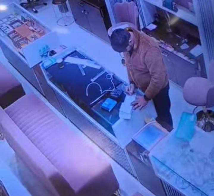 One and a half lakh rupees looted from a jeweler's shop in Tarawadi