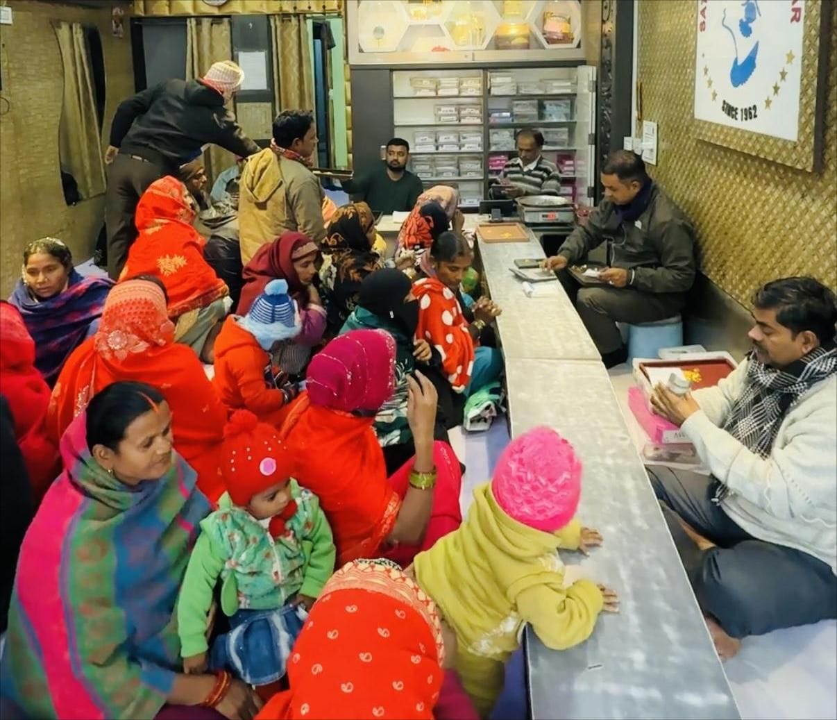 Siddharthnagar News: The shine of traditional jewellery has faded due to the rising price of silver