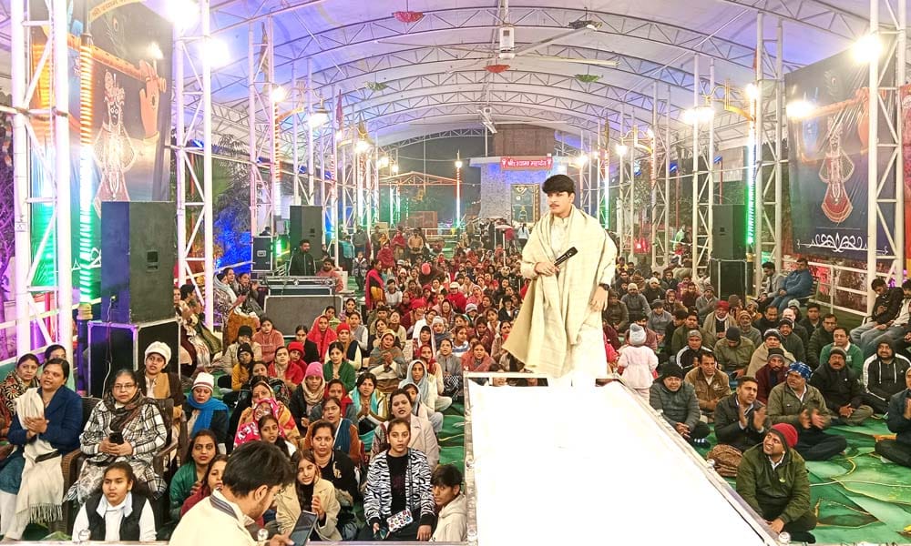 Fill the bag Shyam, fill it...devotees danced on the hymn