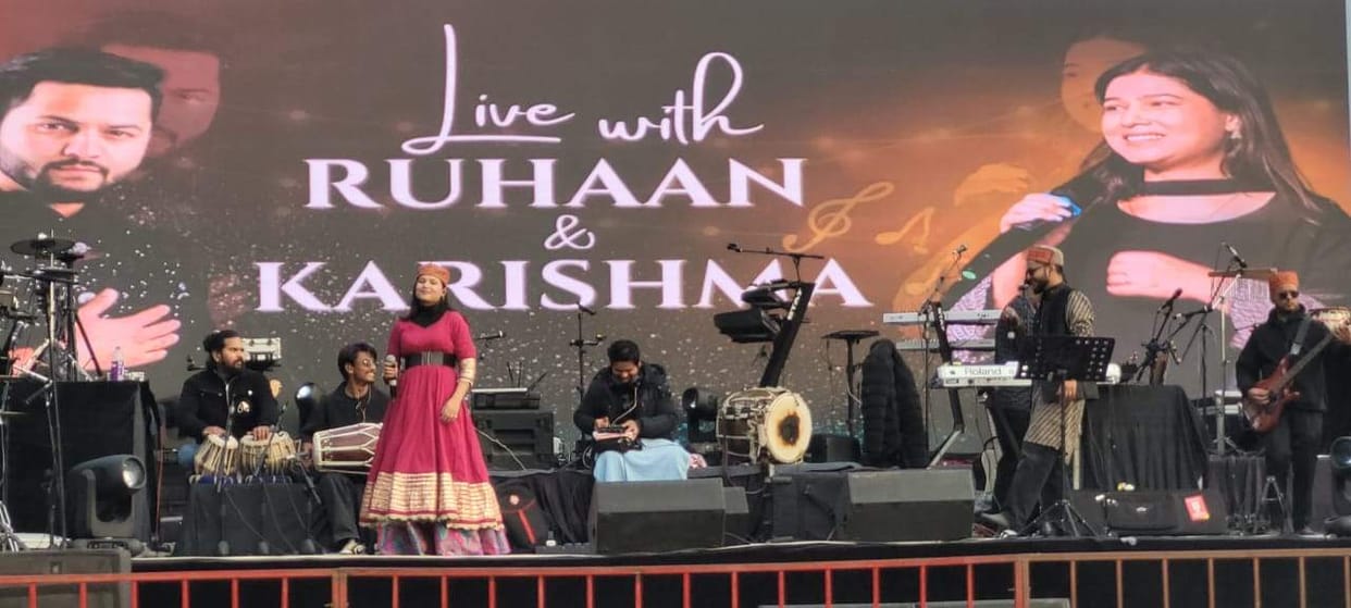 Crowds gather to see folk artists