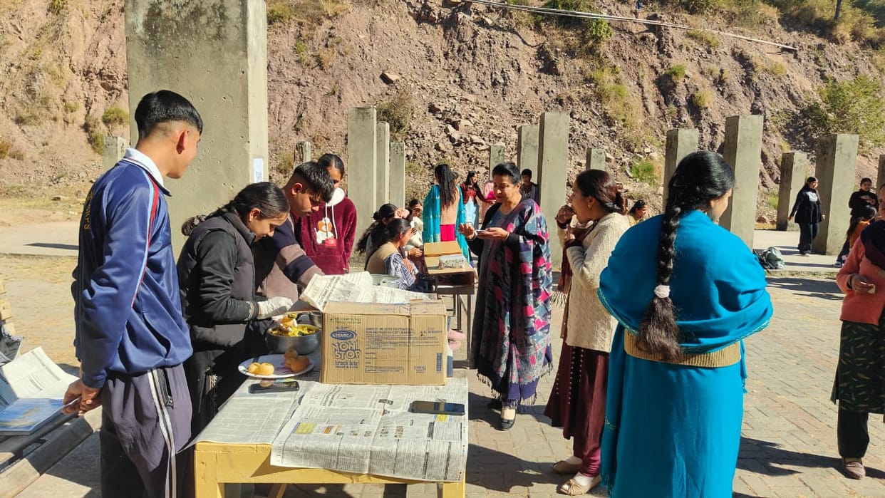 Parents and teachers tasted traditional dishes.