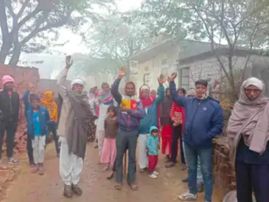 दौसा शेरसिंह रजवास में चौरी का विरोध जताते लोग