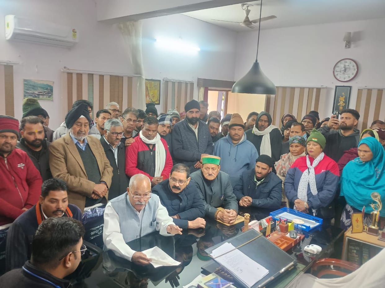 Protest against not getting treatment through Golden Card