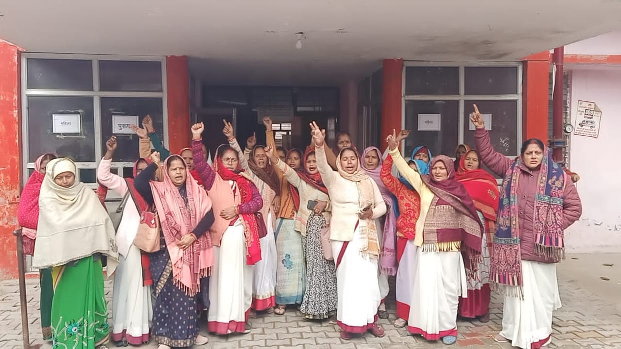 Asha Bahus staged a sit-in protest and boycotted vaccination