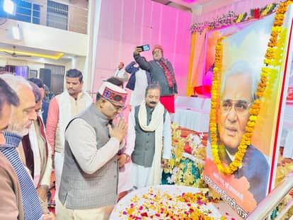 Atal Bihari Vajpayee always put the country above politics: Girish