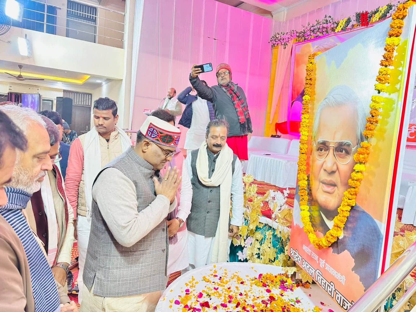 अटल बिहारी वाजपेयी के जन्म शताब्दी वर्ष के अवसर पर उनके चित्र पर पुष्पांजलि अर्पित करते राज्यमं
