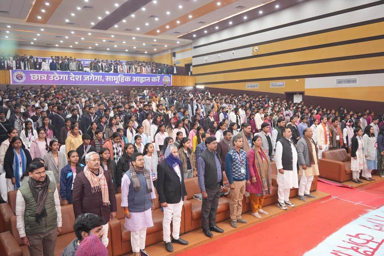 अधिवेशन के समारोह सत्र के पश्चात सामूहिक वंदे मातरम् गान करते प्रतिनिधि। -अभाविप