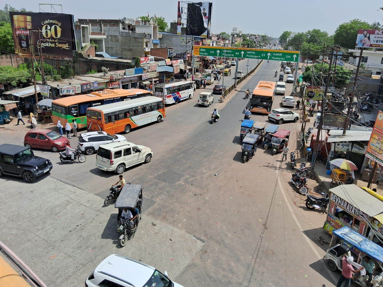  अयोध्या-प्रयागराज हाईवे पर पयागीपुर चौराहे से गुजरते वाहन (फाइल फोटो)।-संवाद  