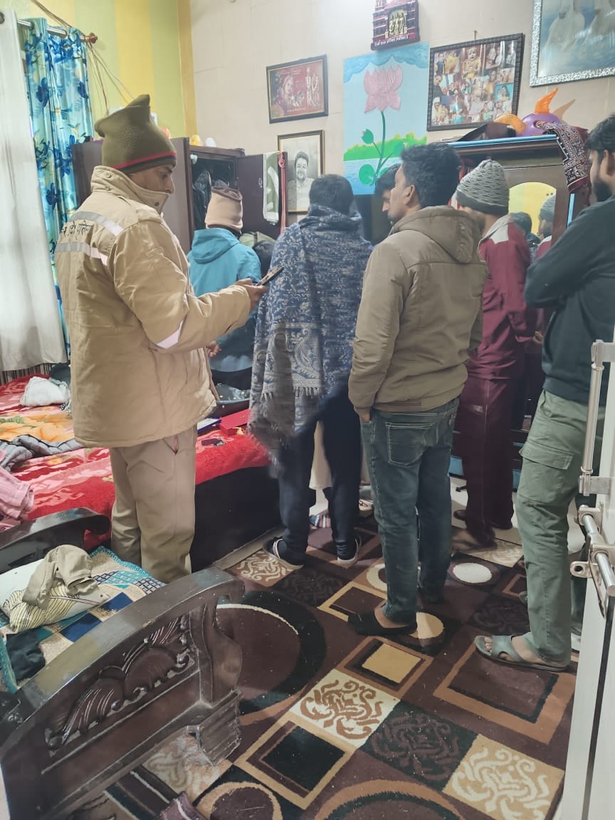 The family had gone to visit Neem Karoli; thieves ransacked their house.
