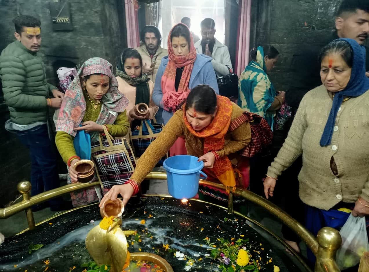 बागेश्वर के बानाथ मंदिर में नववर्ष पर जलाभिषेक करते श्रद्धालु। संवाद