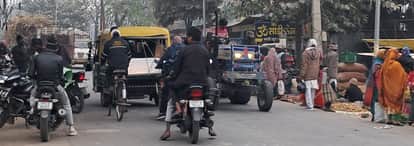 Shops were set up on the roadside, causing inconvenience to pedestrians.
