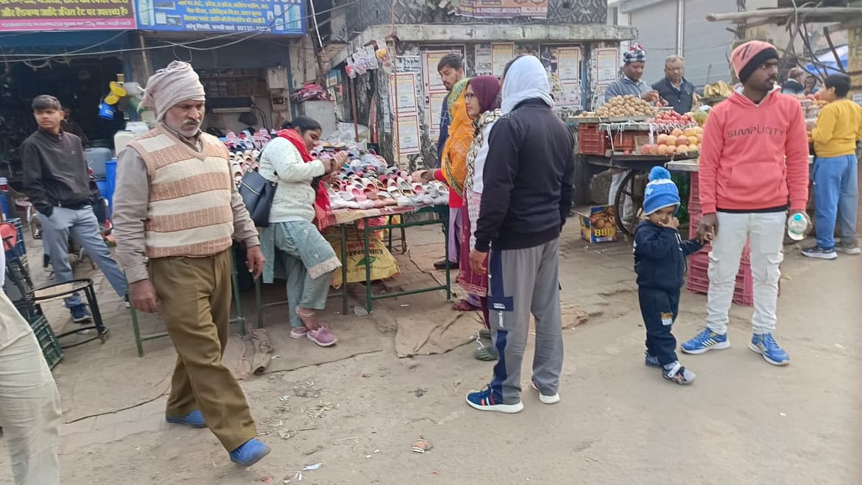 The district was hit by a cold wave, with no sunshine throughout the day.