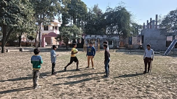 The sun shone all day, and the vibrancy returned to the markets