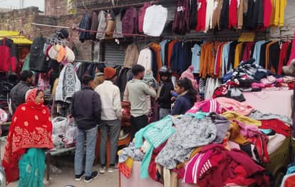 Siddharthnagar News: With the cold, the purchase of warm clothes increased...markets became lively