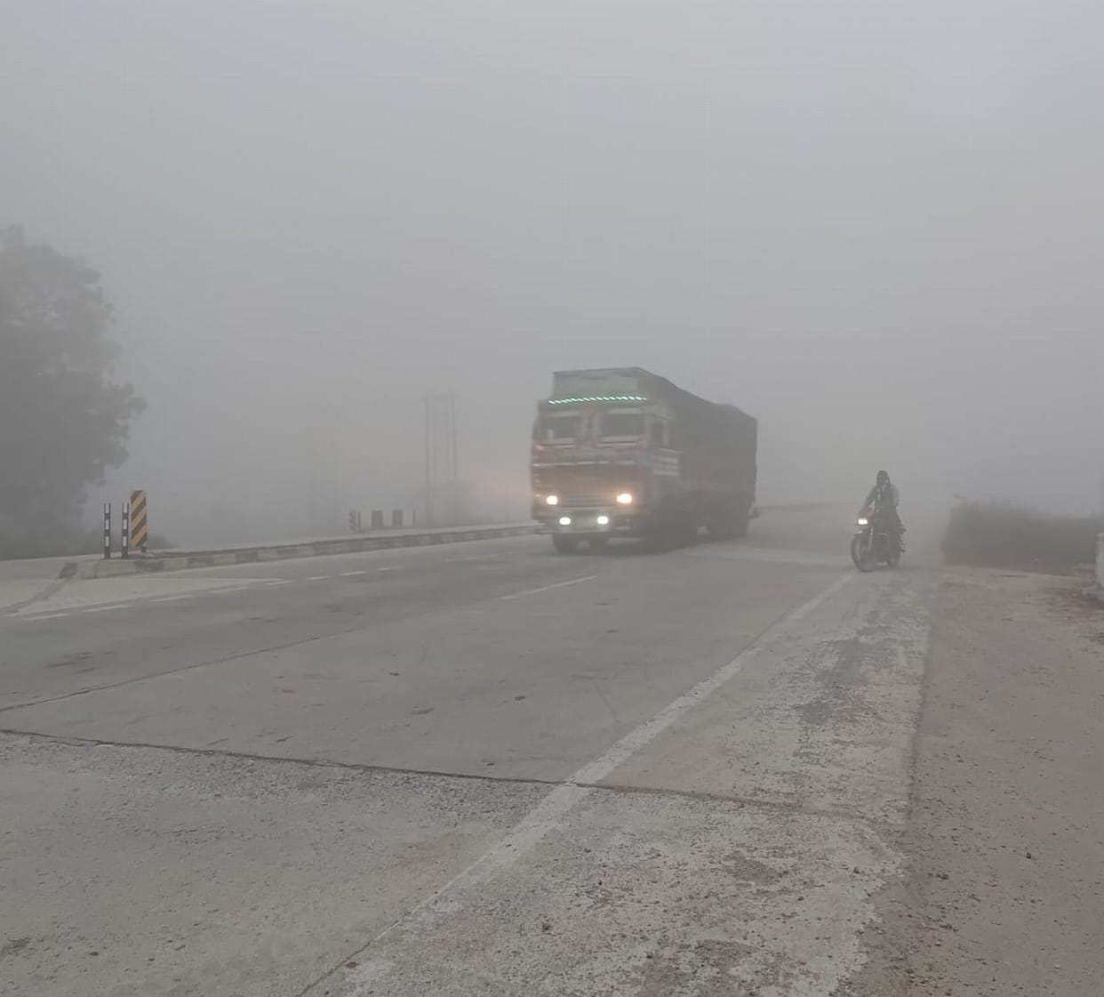 Dense fog prevails after four days, vehicles keep crawling