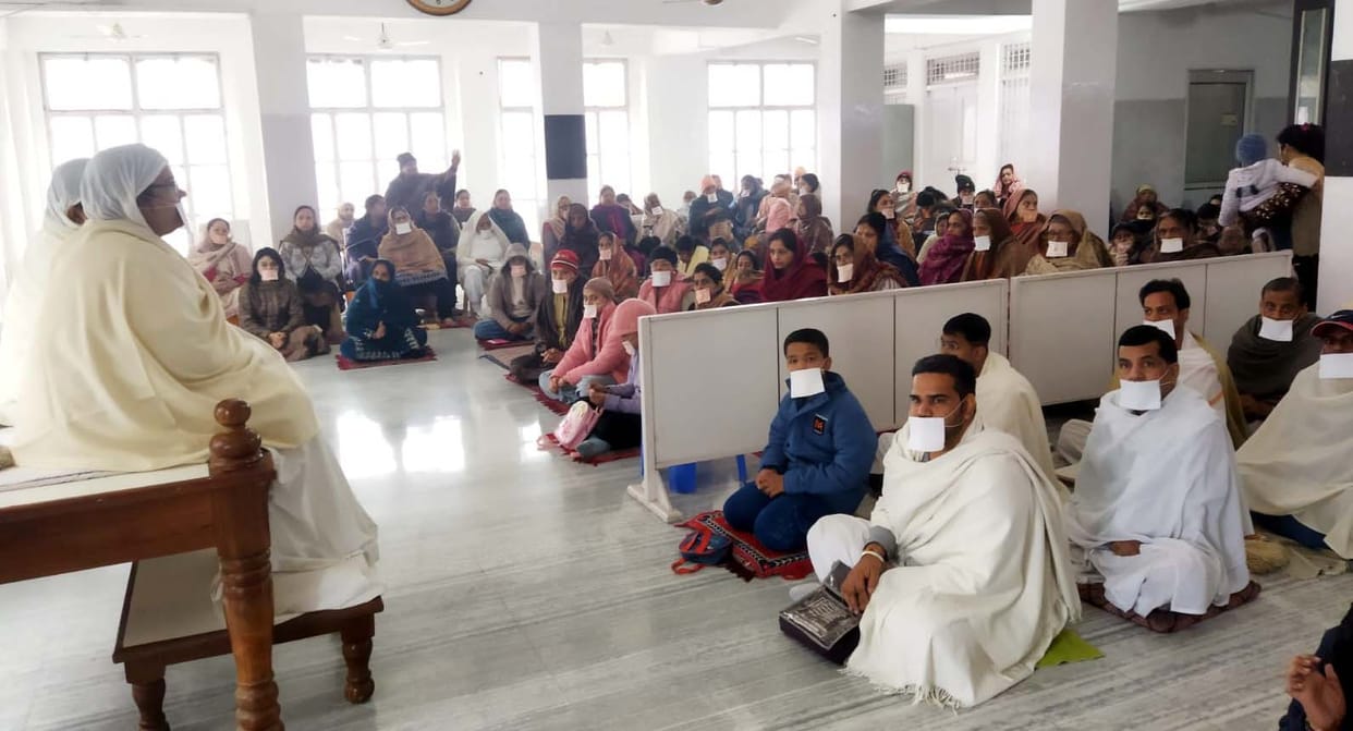 The devotees were made to recite Sri Tijayapahutta Stotra collectively.