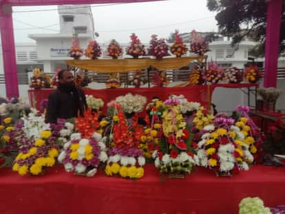Markets were decorated with gift and bouquet shops.
