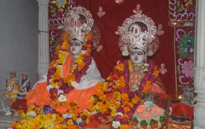 On the first day of the year, people offered food to their deities and bowed their heads.