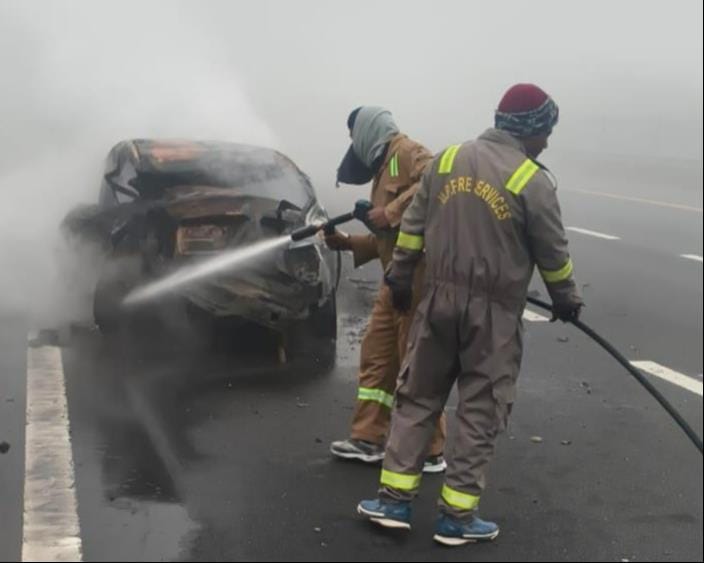 The car caught fire, the driver and his companion jumped out to save their lives.