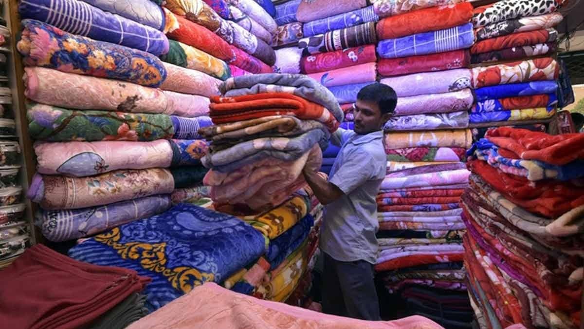 Business: As the cold increases, sales of blankets pick up pace.