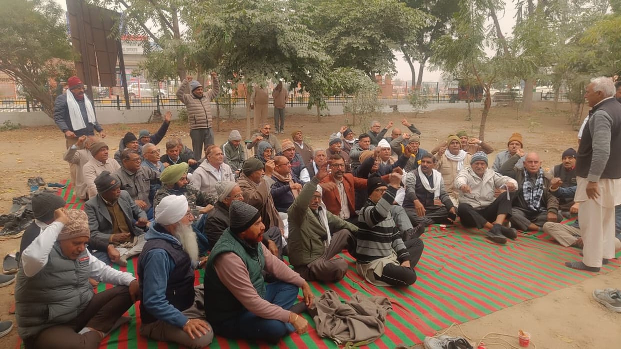 Retired Police Employees Organization staged a sit-in at the Mini Secretariat, agreed on assurances