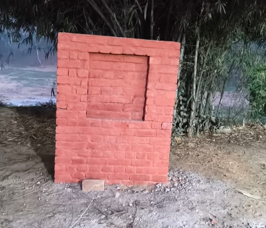 The plaque at the foundation stone of the park under construction has disappeared.