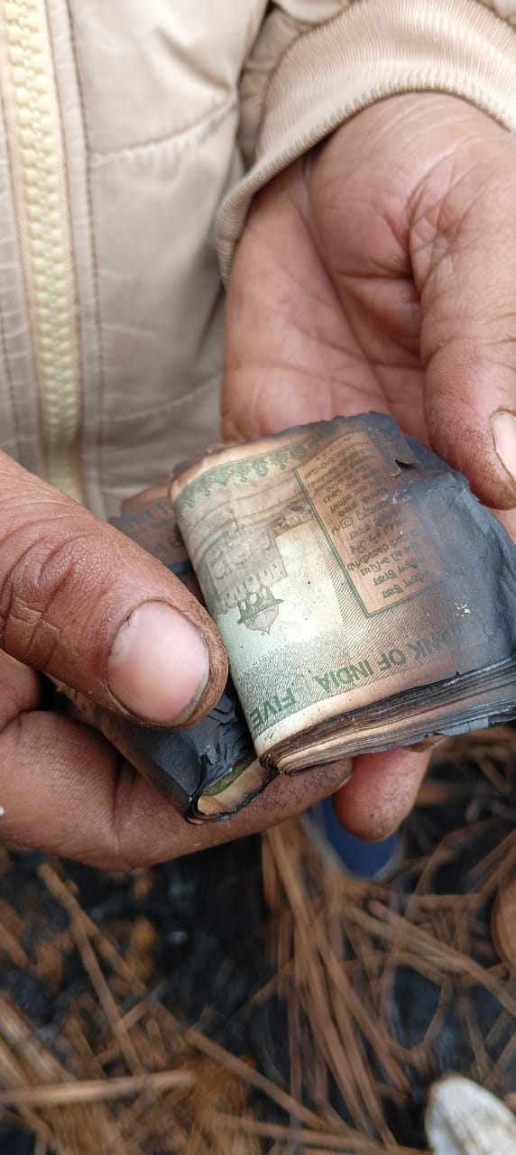 A spark from the stove caused a fire in the hut, burning valuables to ashes.