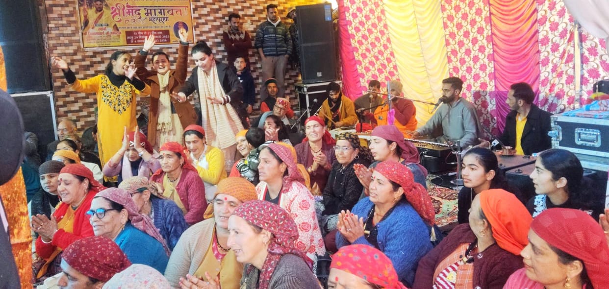 Seven-day long Shrimad Bhagwat Katha is going on in Karana village