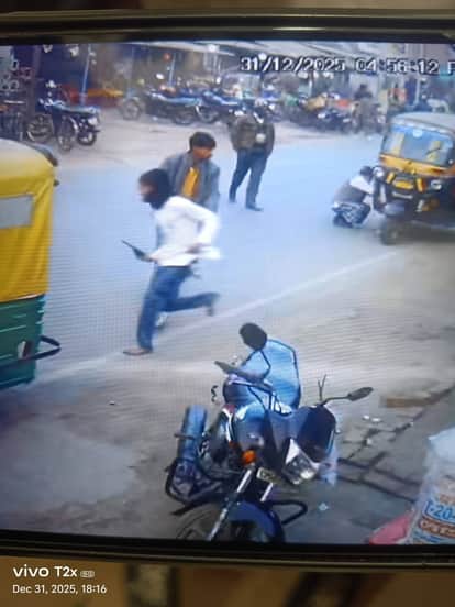 Jewelry worth two and a half lakh rupees was looted from a jewelry shop in Loharauli market.