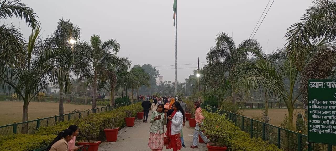 लोहिया पार्क में लोग। संवाद