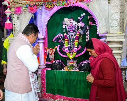 Rajasthan Chief Minister reaches Giriraj Ji's shrine with his family